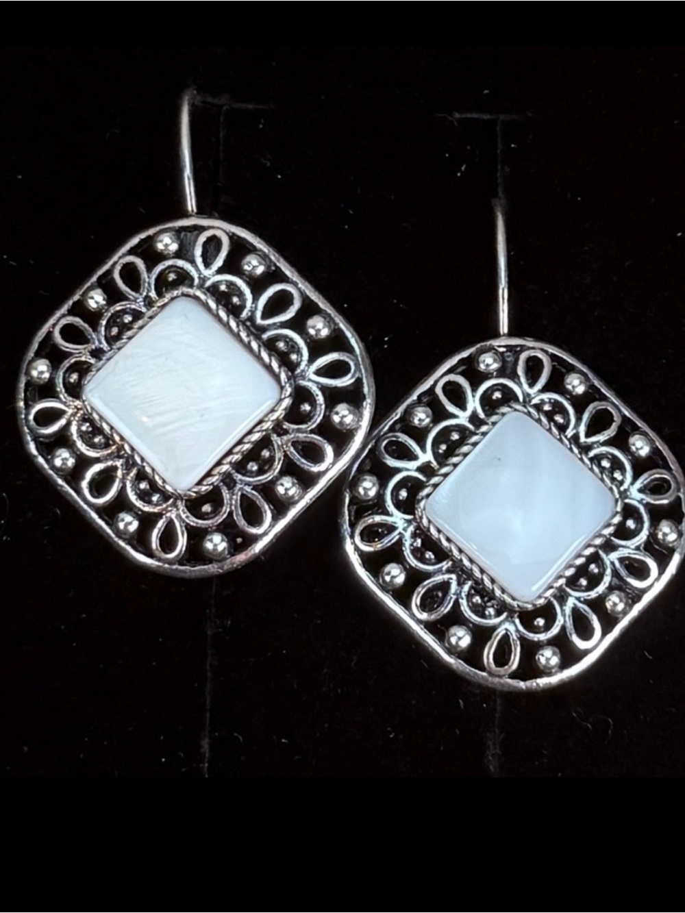 Beautiful Silvertone another pearl accent dangle pierced earrings